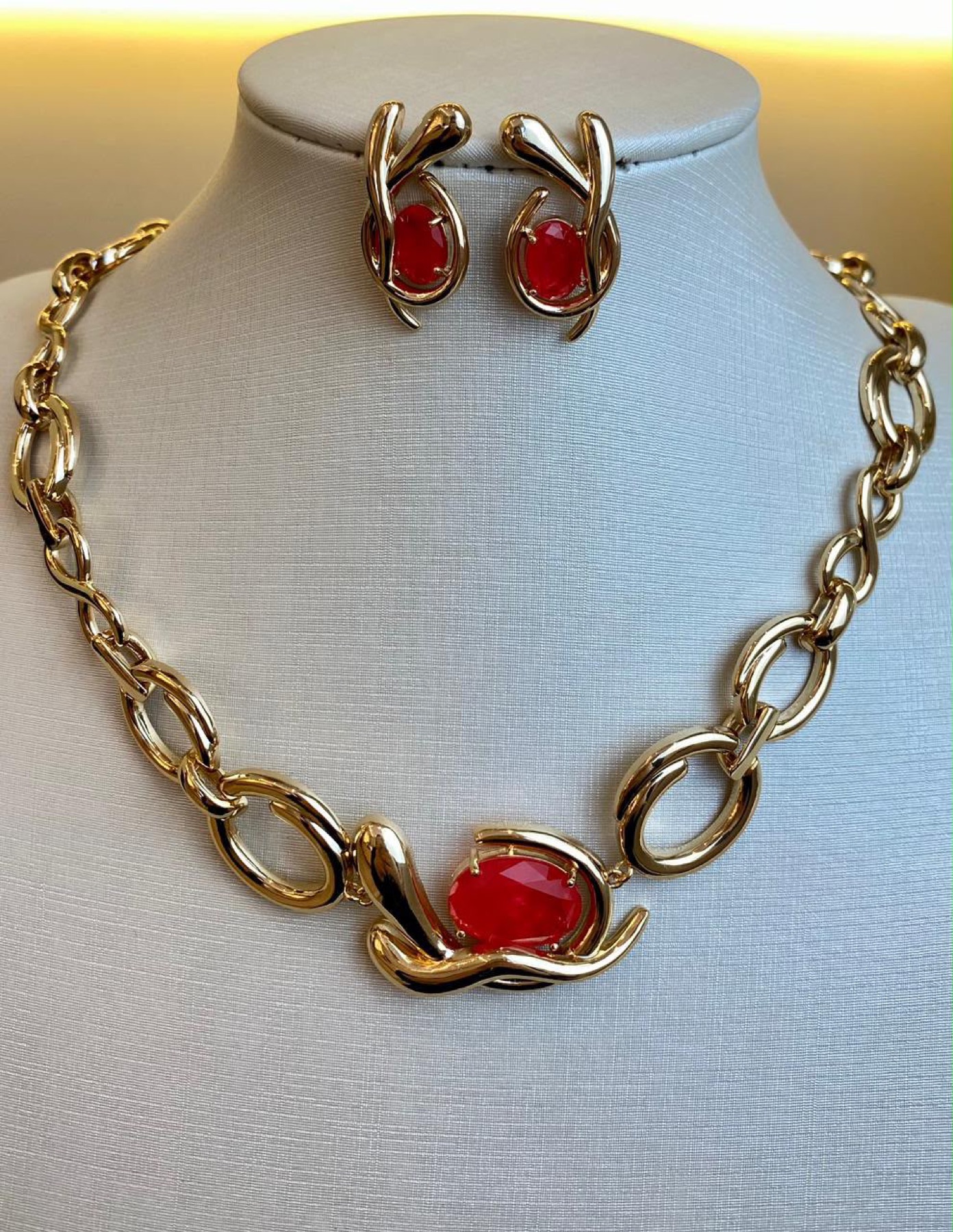 Conjunto de colar e brincos dourados com pedras vermelhas